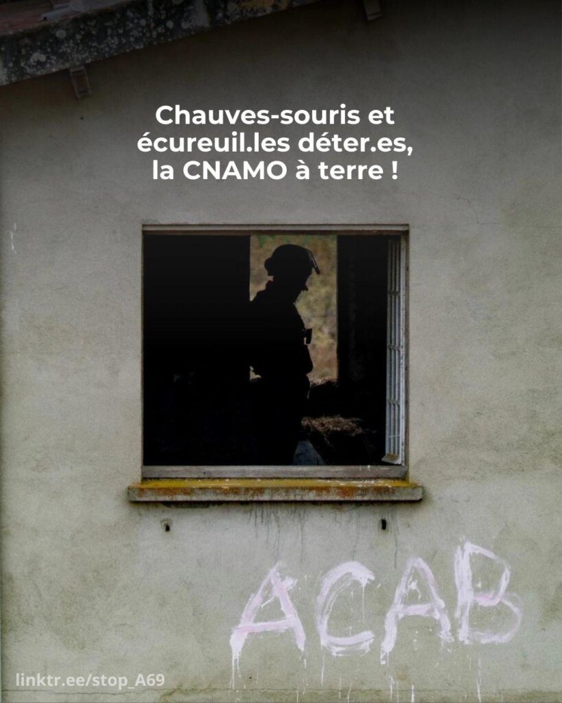 Photo du mur de la maison avec un tag ACAB et un policier dans la maison vu de la fenêtre