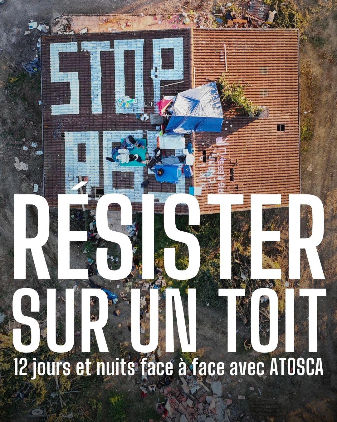 Photo aérienne de la maison du Verger, gros tag Stop A69 sur les tuiles et personnes sur le toit. Texte Résister sur un toit, 12 jours et nuits face à face avec ATOSCA