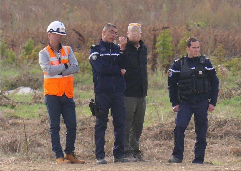 Photo deu chef chantier, d'un gendarme gradé et du chef vigile qui discutent, et un gendarme duper